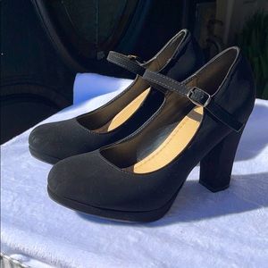 Y•Not babydoll velvet heels
